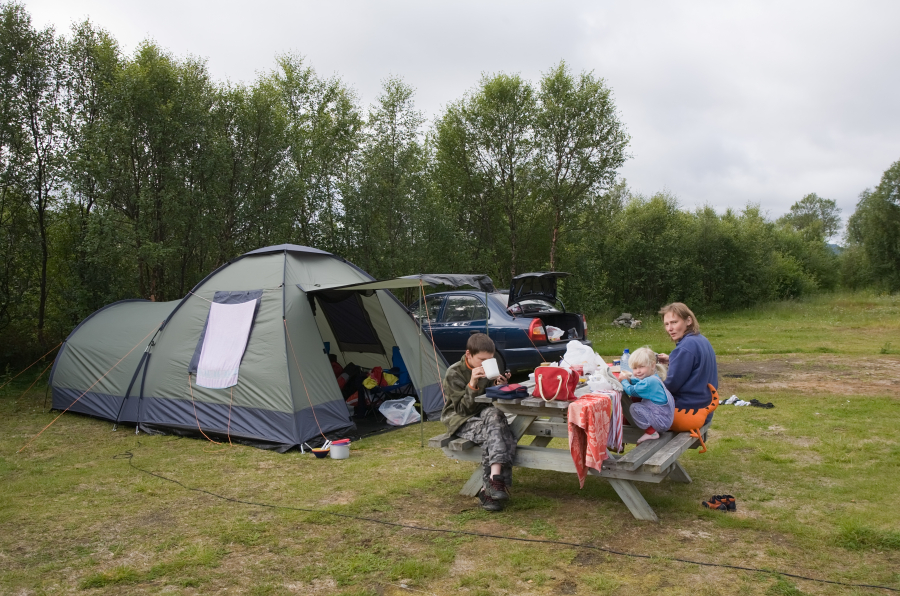 famille en vacances dans un PRL 